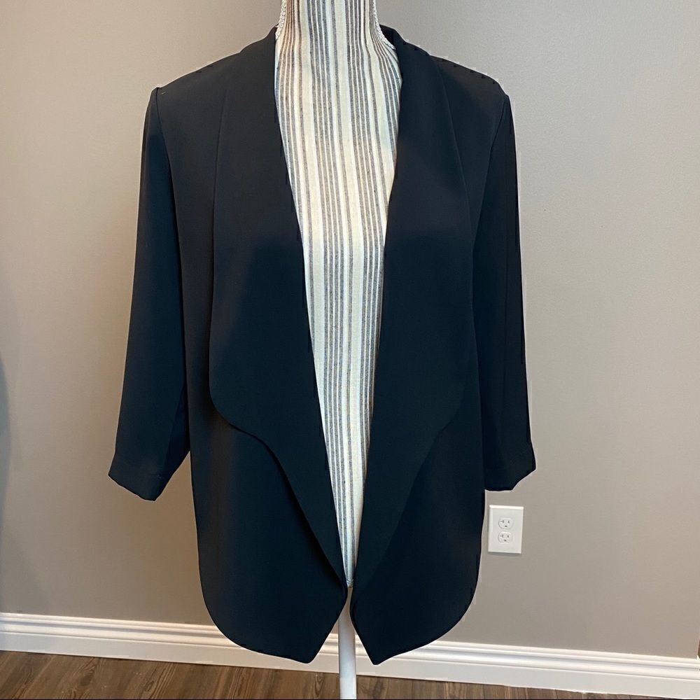 Le LIS Black Open Front Blazer